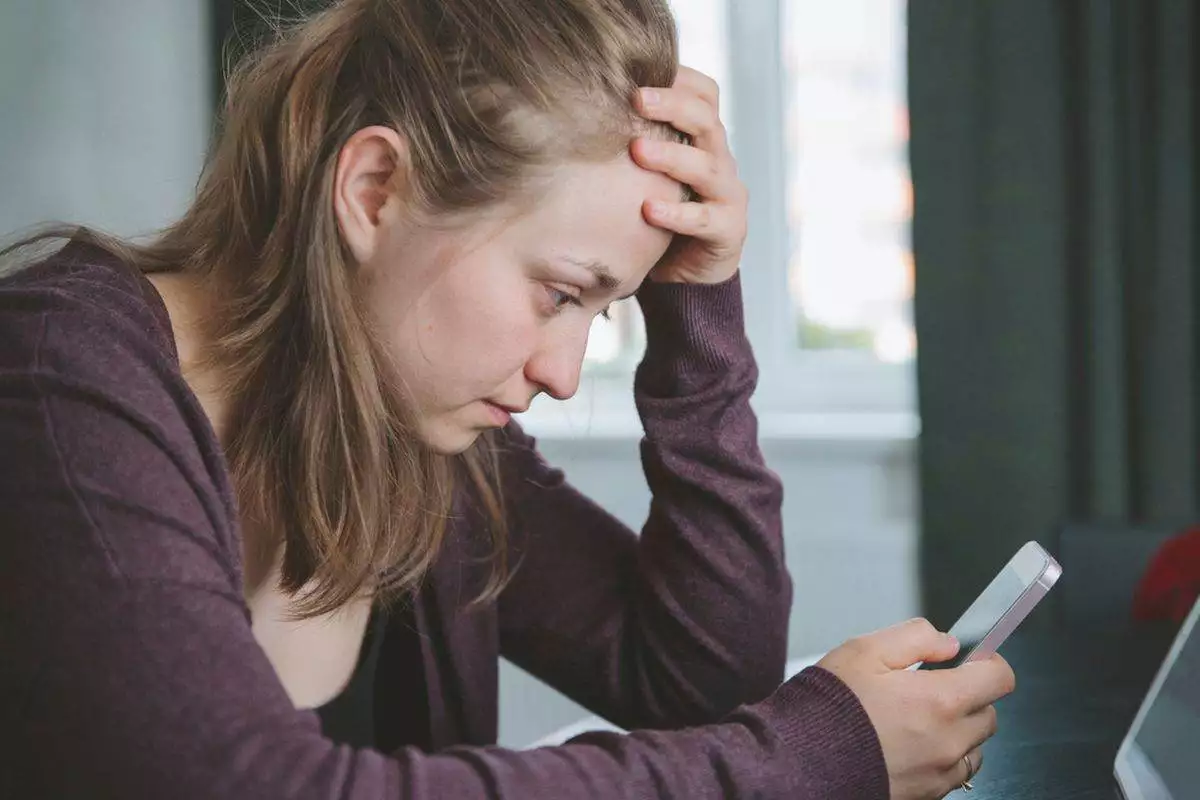 kesehatan mental, era digital, mindfulness, digital detox, tidur berkualitas, koneksi sosial