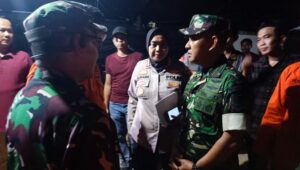 Kapolresta Cirebon Kombes Pol Sumarni, saat melakukan koordinasi terkait penanganan longsor di Gunung Kuda Cirebon. Sumber Foto. MetroTv
