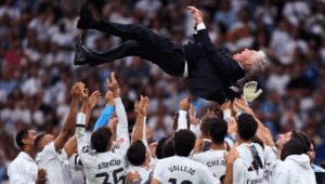 MADRID, SPANYOL - 25 MEI: Pelatih kepala Real Madrid Carlos Ancelotti dilempar oleh para pemain setelah pertandingan LaLiga antara Real Madrid CF dan Real Sociedad di Estadio Santiago Bernabeu pada 25 Mei 2025 di Madrid, Spanyol. (Foto oleh Diego Souto/Getty Images)