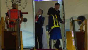 Tangkapan Layar video viral Momen ketika Brigitte Macron Dorong Wajah Emmanuel Macron