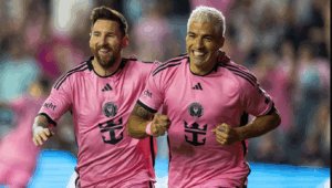 Lionel Messi merayakan gol Luis Suarez untuk Inter Miami CF (2) selama putaran pertama pertandingan playoff MLS 2024 melawan Atlanta United FC (1) di Chase Stadium pada 25 Oktober 2024 di Fort Lauderdale, Florida, AS. (Foto oleh Simon Bruty/Anychance/Getty Images)