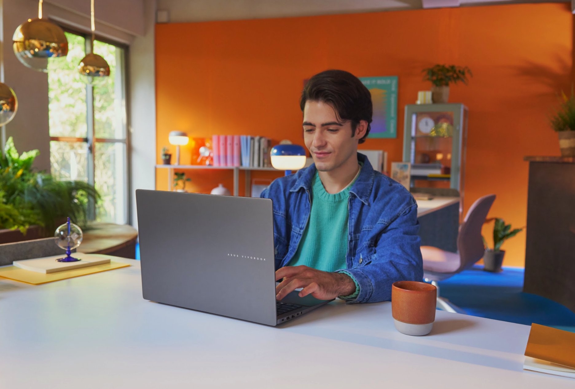 Setup kerja freelancer laptop AI 2025 ASUS Vivobook S14 coworking space