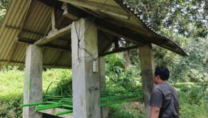 Keranda yang bergerak sendiri di Jember (Foto: Ambang/Pelitaonline.co)