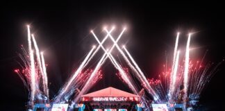 Pantai Jhonlin Festival di Kelurahan Tungkaran Pangeran, Kecamatan Simpang Empat, Kabupaten Tanah Bumbu, Kalsel, bagaikan lautan manusia, Senin (30/12) malam.