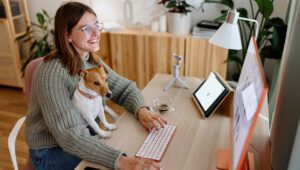 Generasi Z, kerja remote, tren dunia kerja, preferensi kerja anak muda, digital nomad, gaya kerja modern