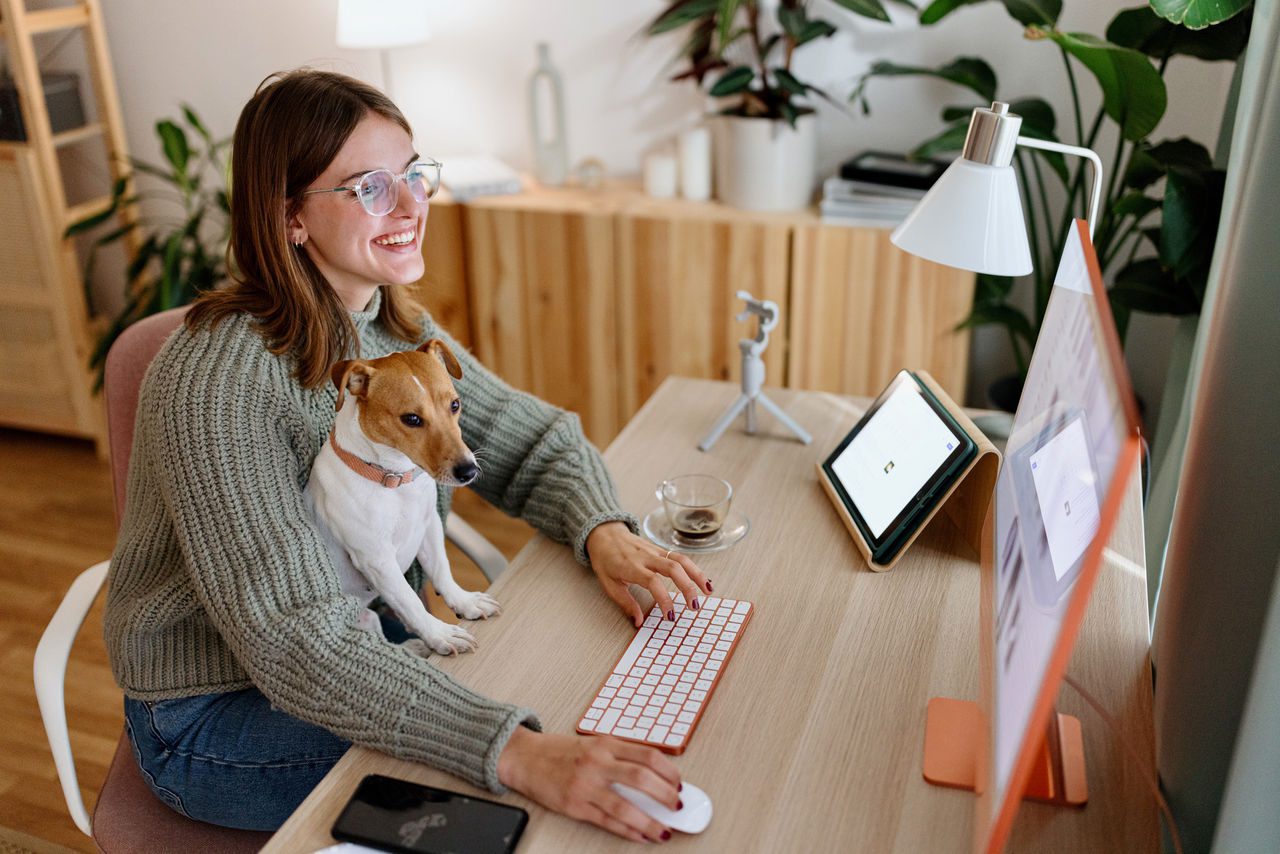 Generasi Z, kerja remote, tren dunia kerja, preferensi kerja anak muda, digital nomad, gaya kerja modern