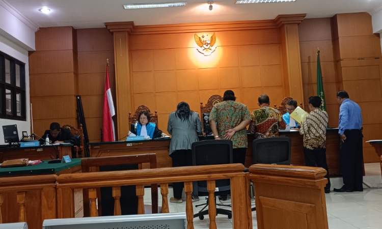 Proses persidangan sengketa SK Bupati di PTUN Surabaya (Ambang/Pelitaonline.co)