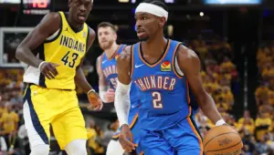 Shai Gilgeous-Alexander memimpin Thunder dalam reli Game 4 di kuartal keempat. (Foto oleh Maddie Meyer/Getty Images) (Maddie Meyer via Getty Images)