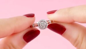 Arti Memakai Cincin di Jari Tengah, arti cincin, simbol cincin, tren perhiasan, gaya 2025, makna cincin, fashion perhiasan, kepribadian cincin