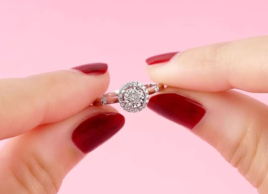 Arti Memakai Cincin di Jari Tengah, arti cincin, simbol cincin, tren perhiasan, gaya 2025, makna cincin, fashion perhiasan, kepribadian cincin