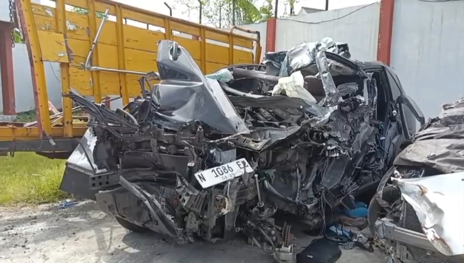 Bangkai mobil Kijang Innova yang ditumpangi KH Taufik beserta keluarganya ringsek setelah terlibat kecelakaan maut di Tol Pasuruan - Probolinggo, Sabtu dini hari, 14 Juni 2025.