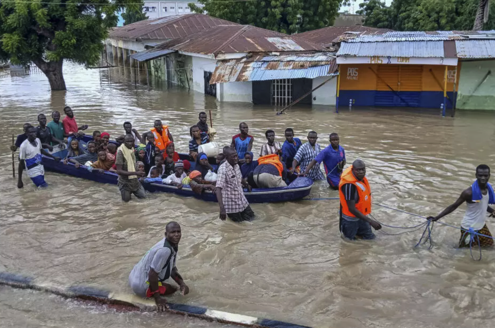 Warga Nigeria semakin terdampak banjir, seperti di Maiduguri, pada 12 September 2024. AFP - AUDU MARTE