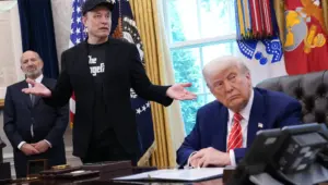 CEO Tesla Elon Musk dan Presiden Donald Trump di Ruang Oval Gedung Putih pada tanggal 30 Mei 2025, di Washington, DC. Kevin Dietsch/Getty Images