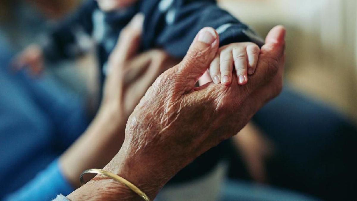 hukum menitipkan anak kepada orang tua, pengasuhan anak, keluarga modern, kakek-nenek, pola asuh, psikologi anak, tren penitipan, komunikasi keluarga