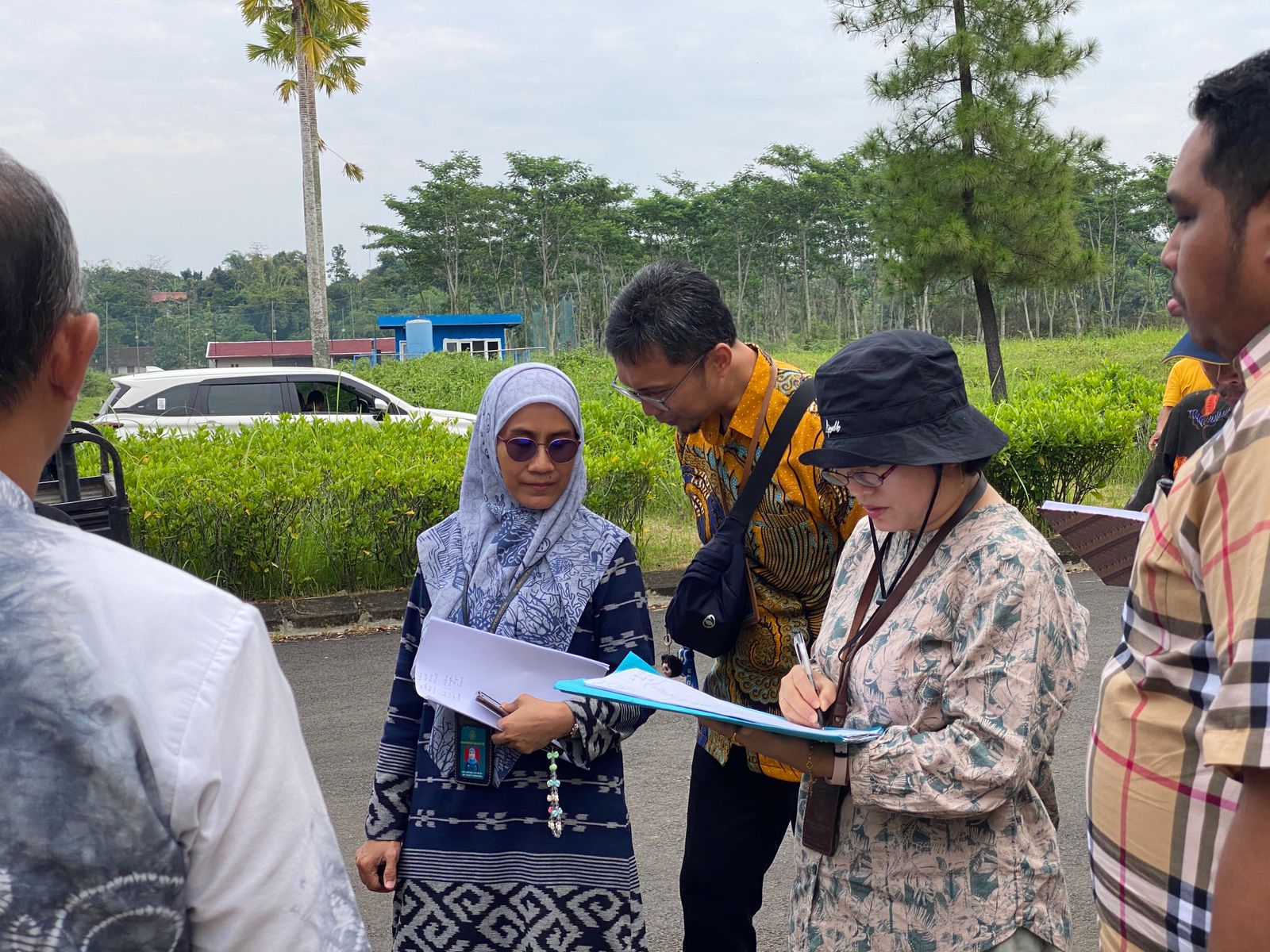 Majelis Hakim saat Sidang pemeriksaan setempat di Perumahan Argopuro Jember (Ambang/Pelitaonline.co)