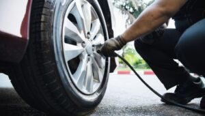 kode alam ban mobil pecah, ban mobil pecah, makna mistis, perawatan ban, keselamatan berkendara, mitos ban pecah, penyebab ban pecah, tips mencegah ban pecah
