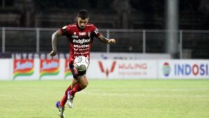 Menahan Bola dengan Paha, menahan bola, teknik sepak bola, kontrol bola, latihan sepak bola, keterampilan sepak bola, bola udara, permainan sepak bola, tips sepak bola, paha