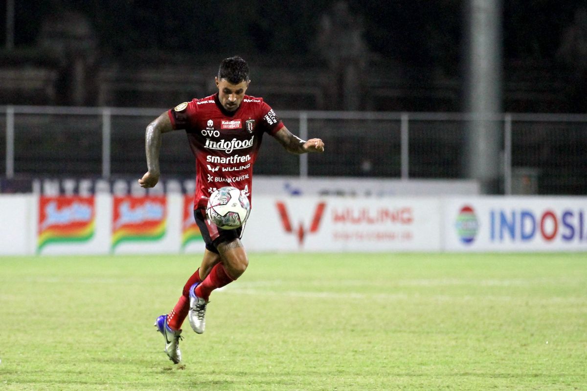 Menahan Bola dengan Paha, menahan bola, teknik sepak bola, kontrol bola, latihan sepak bola, keterampilan sepak bola, bola udara, permainan sepak bola, tips sepak bola, paha