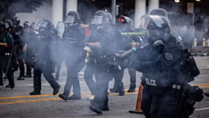 Petugas membersihkan jalan di luar Pusat Penahanan Metropolitan saat para demonstran berkumpul sebagai tanggapan atas penggerebekan ICE di Los Angeles.