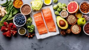 makanan untuk penderita darah rendah, hipotensi, zat besi, vitamin B12, sodium, pola makan sehat, hidrasi, anemia, tekanan darah