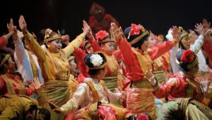 budaya khas Aceh, tari Saman, kuliner Aceh, adat istiadat Aceh, pakaian adat Aceh, songket Aceh, festival Aceh, kerajinan Aceh, tradisi Aceh