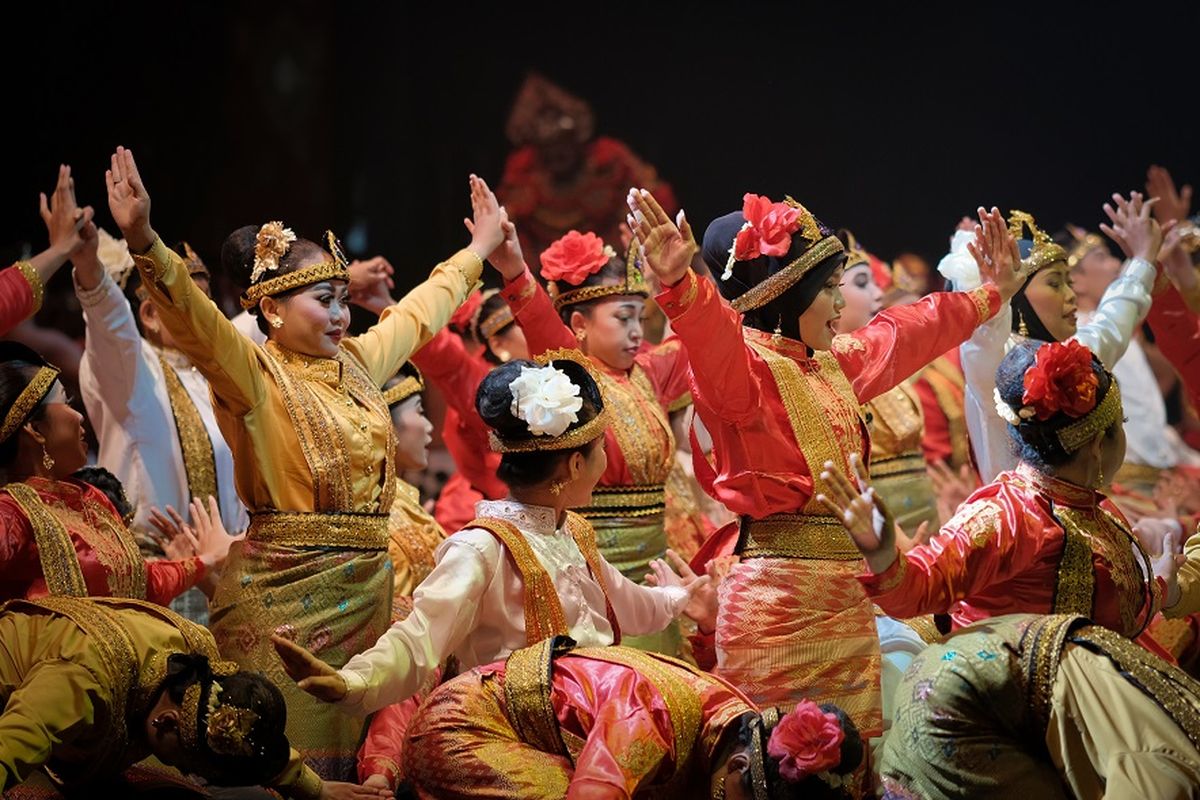 budaya khas Aceh, tari Saman, kuliner Aceh, adat istiadat Aceh, pakaian adat Aceh, songket Aceh, festival Aceh, kerajinan Aceh, tradisi Aceh