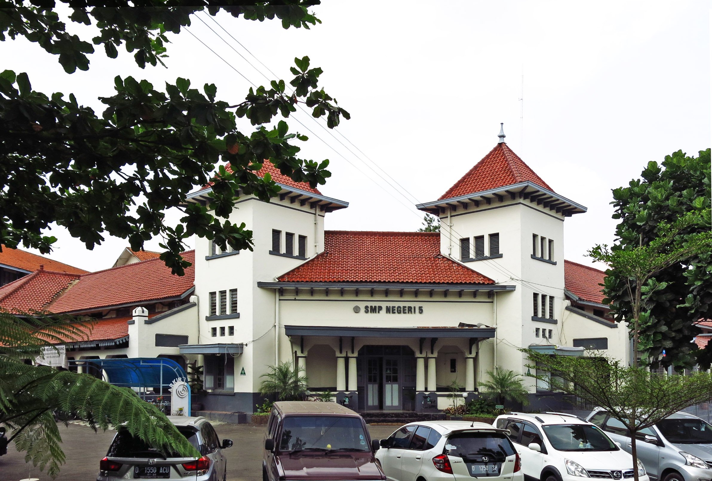 SMP terbaik di Bandung, sekolah menengah Bandung, pendidikan Bandung, SPMB 2025, SMP negeri Bandung, SMP swasta Bandung, akreditasi sekolah, prestasi akademik