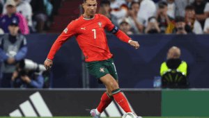 MUNICH, JERMAN - 4 JUNI: Cristiano Ronaldo dari Portugal menggiring bola selama pertandingan semifinal UEFA Nations League 2025 antara Jerman dan Portugal di Munich Football Arena pada 4 Juni 2025 di Munich, Jerman. (Foto oleh Crystal Pix/MB Media/Getty Images)