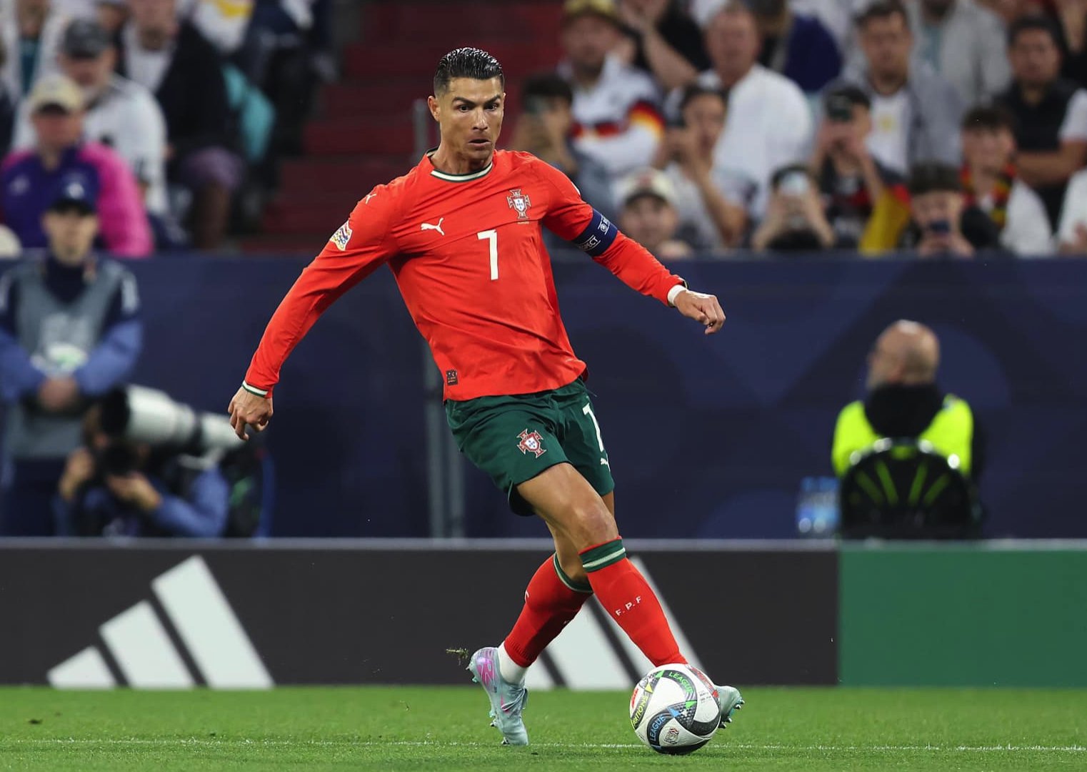 MUNICH, JERMAN - 4 JUNI: Cristiano Ronaldo dari Portugal menggiring bola selama pertandingan semifinal UEFA Nations League 2025 antara Jerman dan Portugal di Munich Football Arena pada 4 Juni 2025 di Munich, Jerman. (Foto oleh Crystal Pix/MB Media/Getty Images)