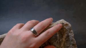 Arti Memakai Cincin di Jari Tengah Kanan, tren perhiasan, makna cincin, gaya cincin, budaya pop, ekspresi diri, kristal healing