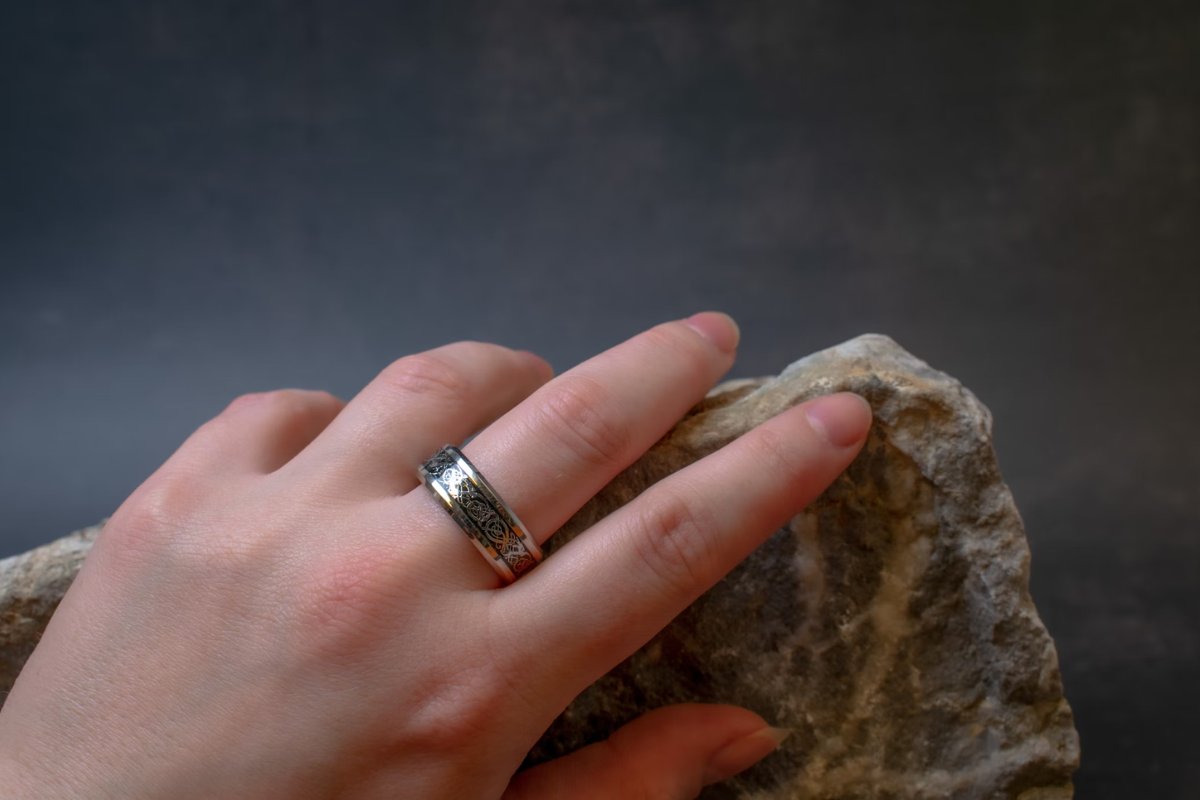 Arti Memakai Cincin di Jari Tengah Kanan, tren perhiasan, makna cincin, gaya cincin, budaya pop, ekspresi diri, kristal healing