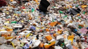 (Foto hanya sebagai ilustrasi) Sampah plastik dalam jumlah besar terlihat terdampar di pesisir pelabuhan Port Moresby, Papua Nugini pada tahun 2018 | Reuters