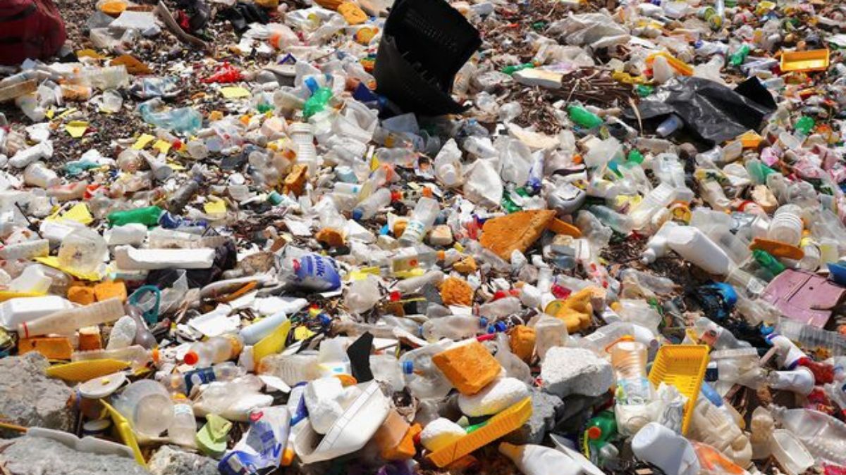 (Foto hanya sebagai ilustrasi) Sampah plastik dalam jumlah besar terlihat terdampar di pesisir pelabuhan Port Moresby, Papua Nugini pada tahun 2018 | Reuters