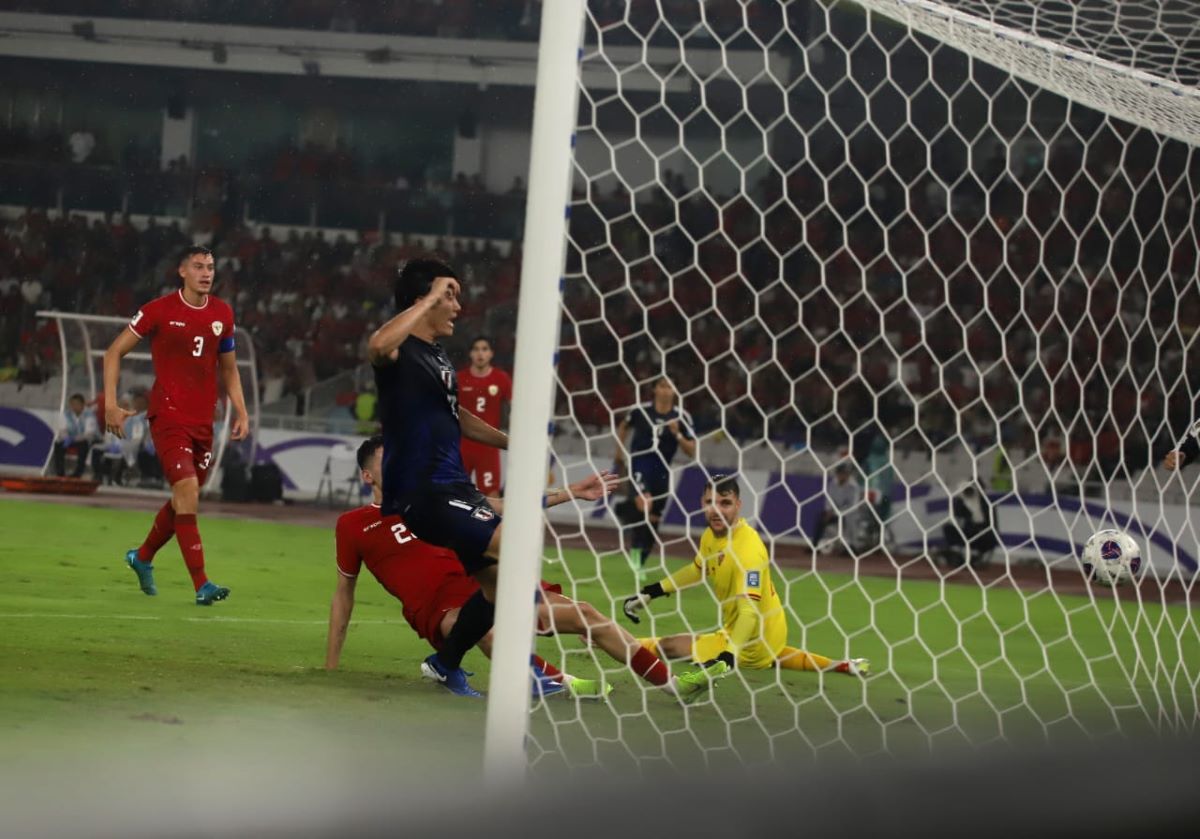 mnas Indonesia kalah 0-4 dari Jepang dan ranking FIFA-nya langsung disalip Malaysia. (Foto: Aldi Chandra/MPI)