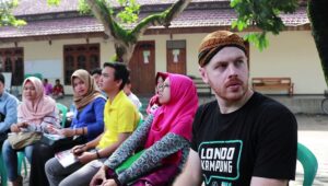 asal kata bule, sejarah bule, makna bule, budaya Indonesia, istilah bule, kolonialisme, budaya pop, bahasa Indonesia, stereotip bule