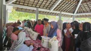 Camat Sukorambi Pantau Langsung Distribusi Bantuan Pangan di Wilayah Kecamatan Sukorambi Jember