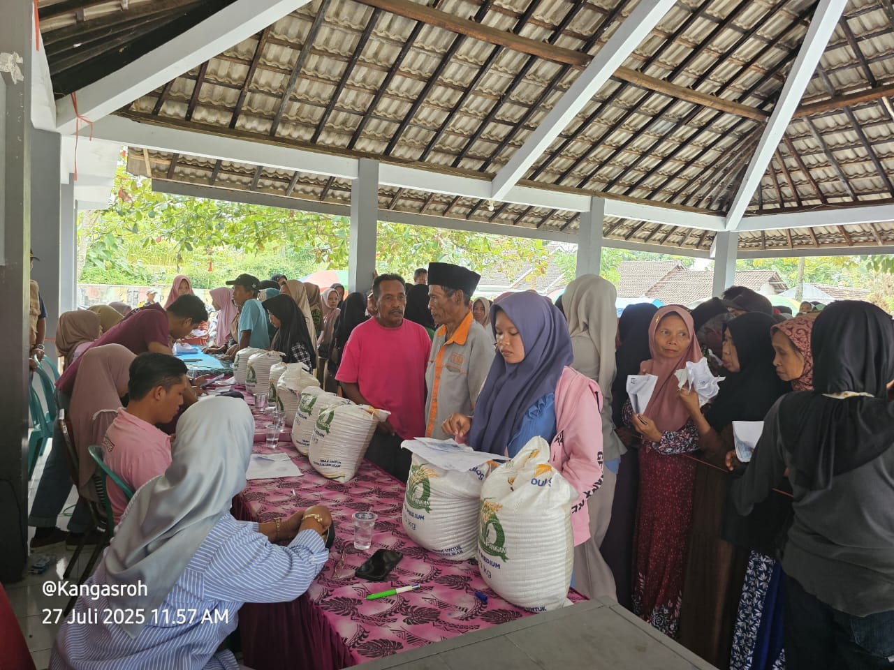 Camat Sukorambi Pantau Langsung Distribusi Bantuan Pangan di Wilayah Kecamatan Sukorambi Jember