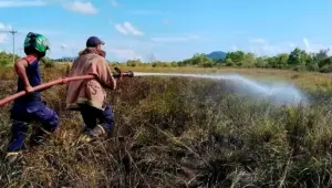 Tim Damkar Natuna saat memadamkan api di Penarik pada Rabu