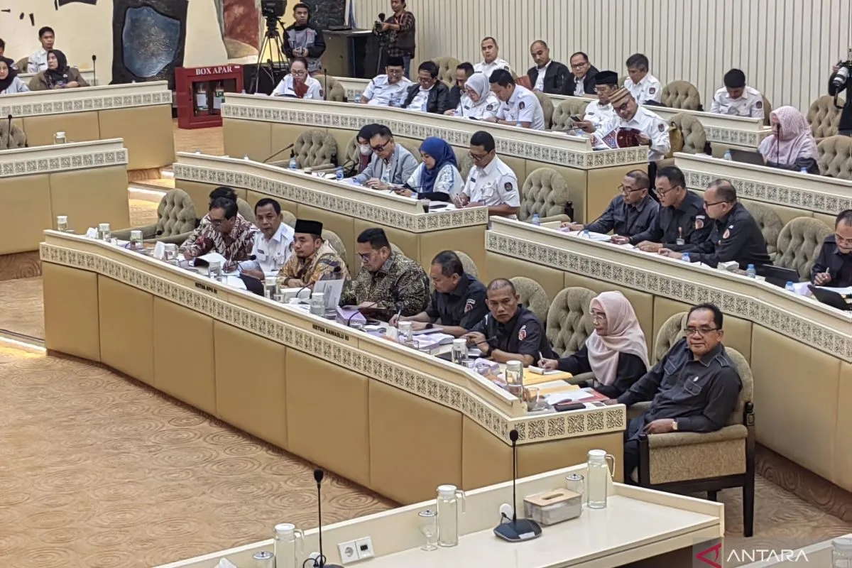 Rapat Komisi II DPR RI dengan Komisi Pemilihan Umum (KPU) RI dan Badan Pengawas Pemilihan Umum (Bawaslu) RI di kompleks parlemen, Senayan, Jakarta, Senin (7/7/2025). ANTARA/Melalusa Susthira K.