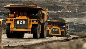 mobil tambang batubara, truk tambang, industri batubara, pertambangan Indonesia, teknologi tambang, dump truck, batubara Kalimantan, truk otonom, energi Indonesia