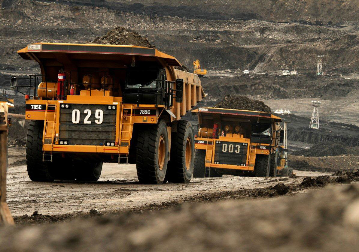 mobil tambang batubara, truk tambang, industri batubara, pertambangan Indonesia, teknologi tambang, dump truck, batubara Kalimantan, truk otonom, energi Indonesia