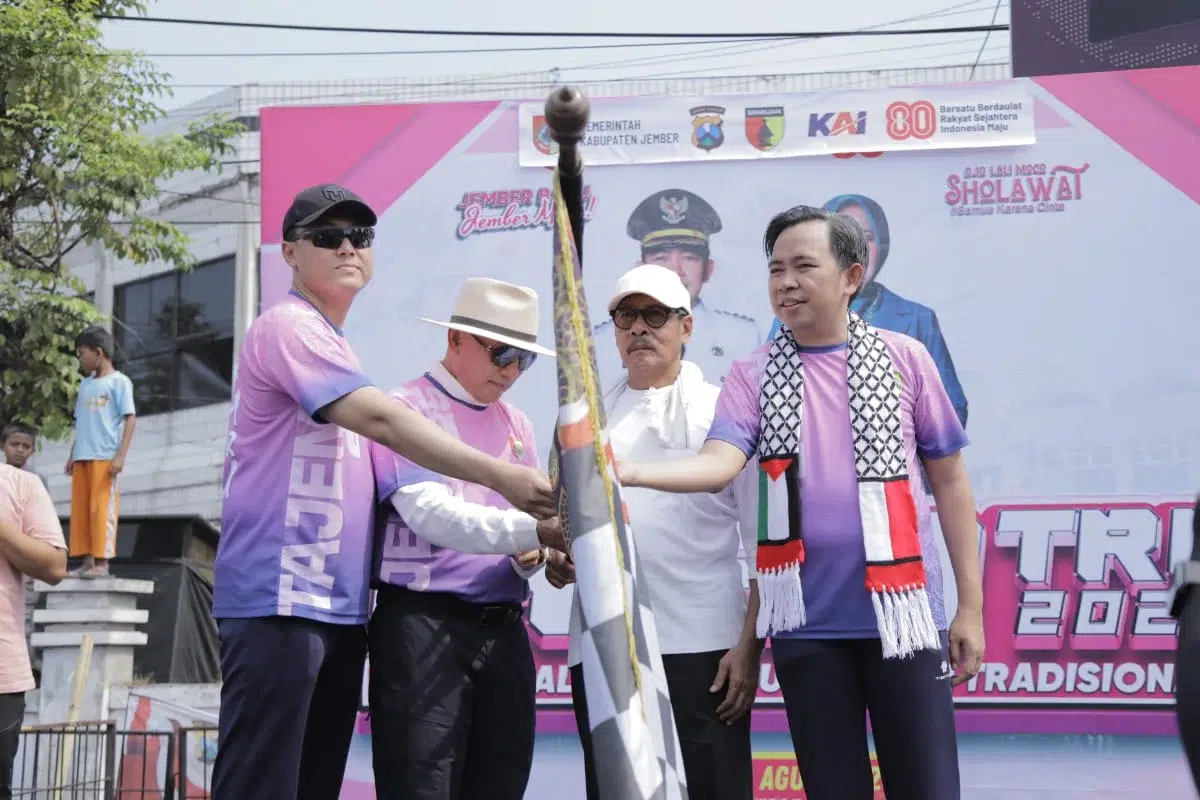 Bupati Gus Fawait dan Wabup Djoko Susanto saat melepas keberangkatan peserta Tajemtra 2025 (Foto: Istimewa)
