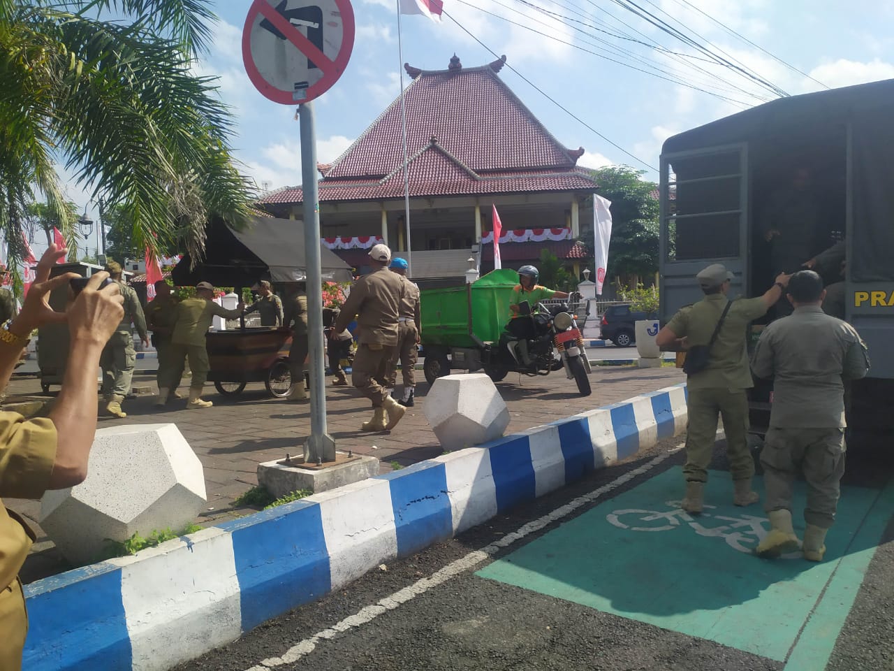 PKL di alun-alun Jember saat Ditertibkan oleh Satpol PP (Foto: Istimewa)