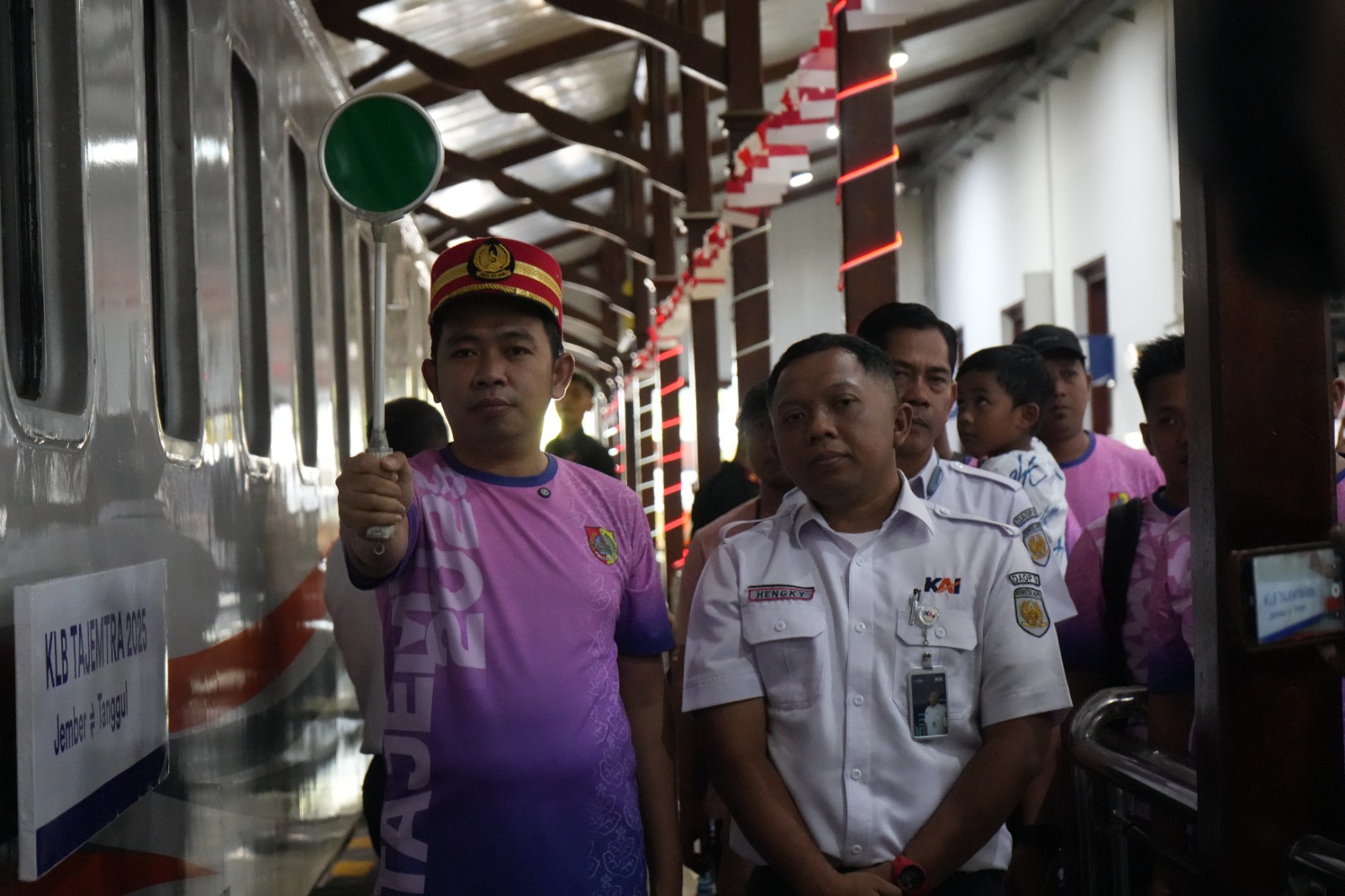 Bupati Jember Gus Fawait dan VP KAI Daop 9 Jember saat melepas keberangkatan peserta Tajemtra yang pakai kereta api (Foto: Ambang/pelitaonline.co)