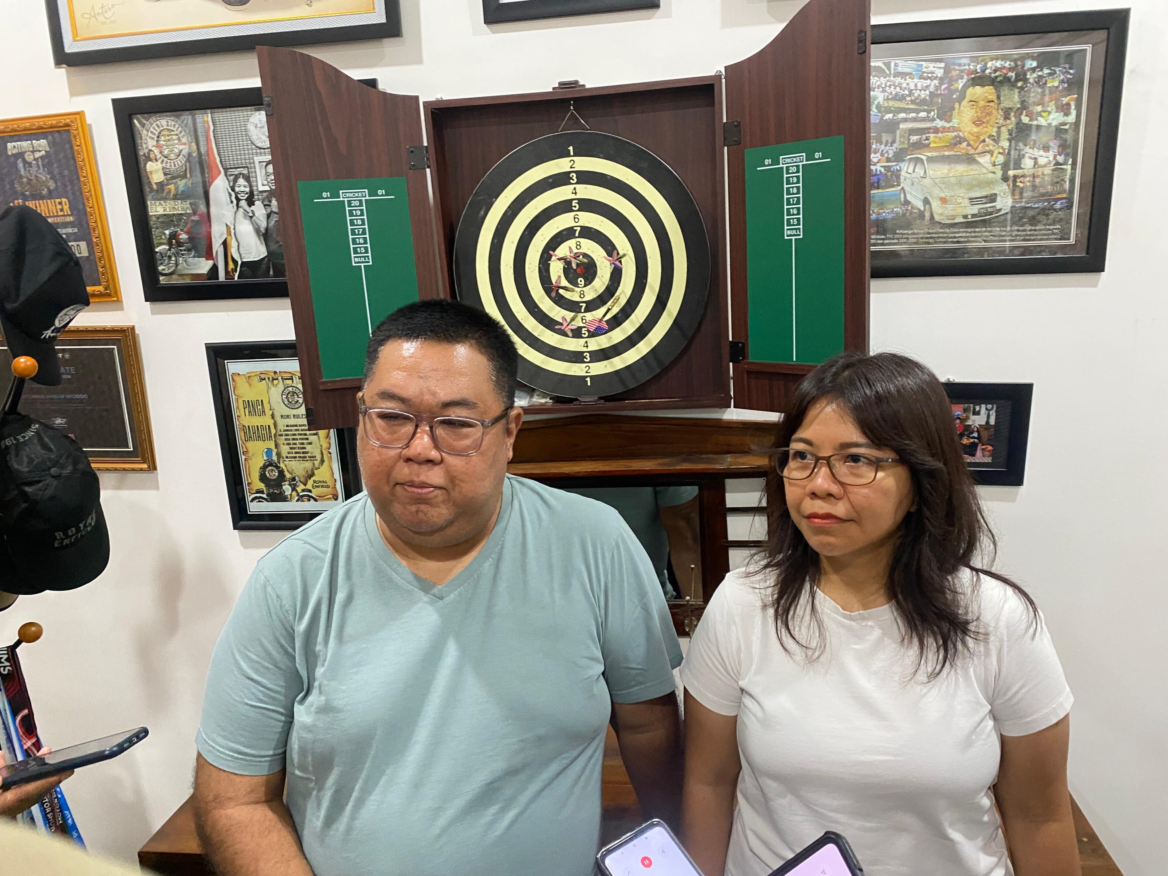 Owner Timeline Cafe (kiri) bersama istrinya saat wawancara bersama media (Foto: Ambang/pelitaonline.co)