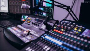 pengertian backsound adalah