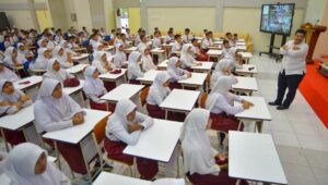 Hubungan Fungsi Sekolah dengan Kesiapan Kerja Siswa