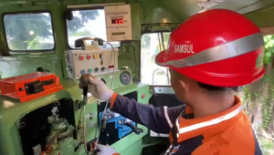 Petugas sarana melakukan pengecekan panel kontrol dan sistem mekanik di dalam kabin lokomotif wilayah Daop 9 Jember, memastikan seluruh perangkat berfungsi optimal sebagai bagian dari persiapan Angkutan Lebaran 2026. (Foto: Ambang/Pelitaonline.co)