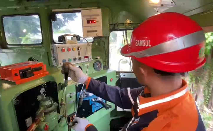 Petugas sarana melakukan pengecekan panel kontrol dan sistem mekanik di dalam kabin lokomotif wilayah Daop 9 Jember, memastikan seluruh perangkat berfungsi optimal sebagai bagian dari persiapan Angkutan Lebaran 2026. (Foto: Ambang/Pelitaonline.co)