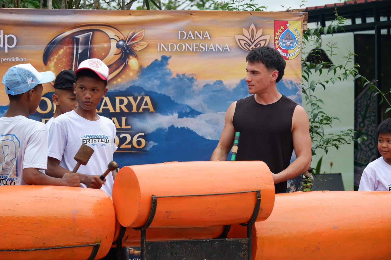 Salah satu wisatawan internasional yang berbaur dengan seniman pekarangan dalam Lokakarya di Rumah Nara Jember (Foto: Istimewa)